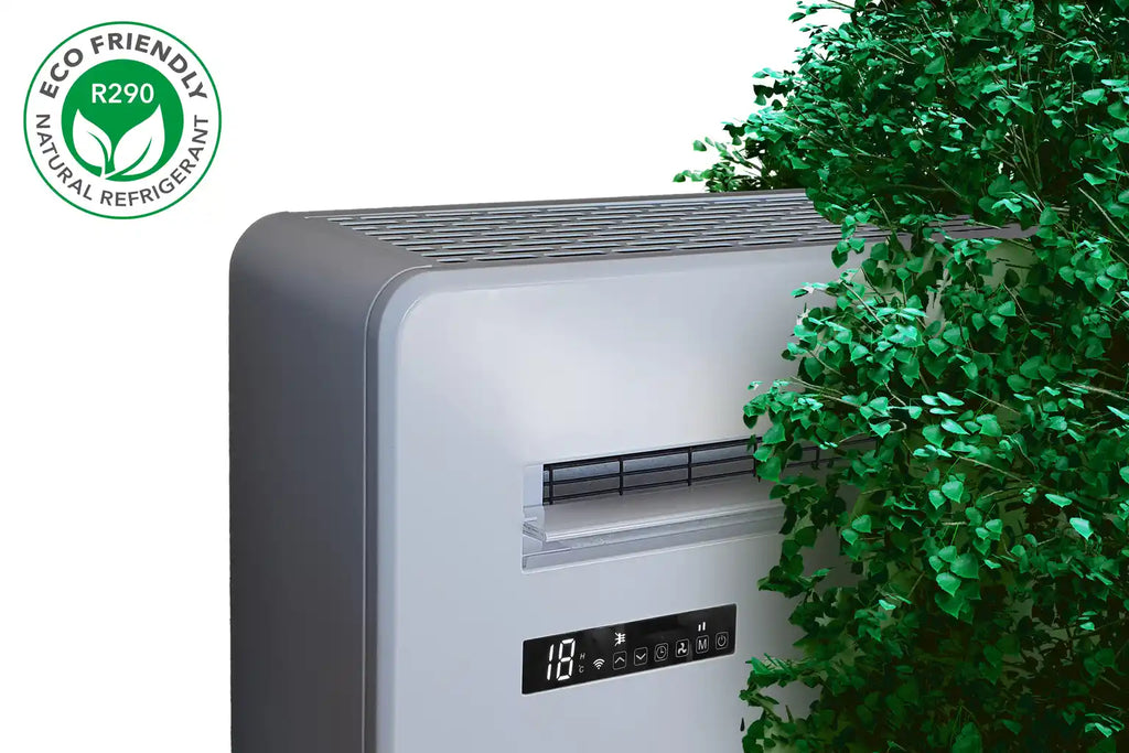 Witte AirExchange monoblock naast groen blad met R290-label in de afbeelding